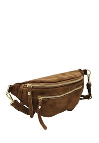 Banane en suède marron avec deux compartiments zippés et des accents en métal doré. Présente une forme plate et des sangles ajustables. Texture lisse.