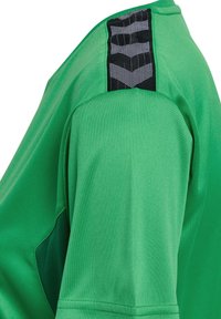 Maillot de sport vert en tissu lisse ; il présente un accent à motifs noir et gris sur l'épaule. Design à manches courtes avec une coupe décontractée.