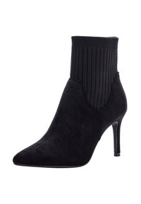 Stivale alla caviglia in suede nero con punta a triangolo, superiore in tessuto a costine simile a una calza e tacco alto e sottile.