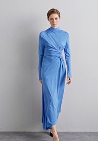 Victoria Beckham HIGH NECK DRAPED DRESS - Trikotāžas kleita - oxford blue