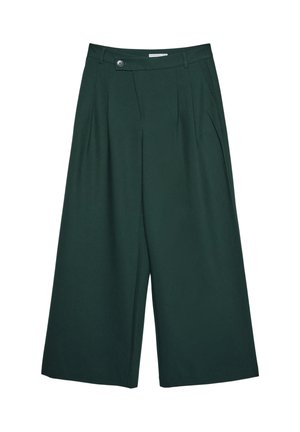 Pantaloni a gamba larga in tessuto verde scuro, con chiusura a bottone e design con pieghe sul davanti. Texture liscia senza motivi o accenti visibili.