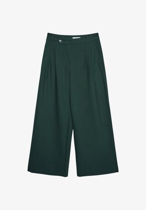 Weit geschnittene Hosen aus dunkelgrünem Stoff mit Knopfverschluss und gefaltetem Vorderdesign. Glatte Textur ohne sichtbare Muster oder Akzente.