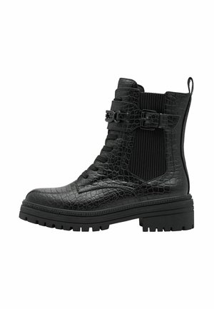Stivaletto nero con tomaia in pelle effetto croc lavorata, pannelli laterali elastici, fibbia decorativa e suola in gomma spessa.