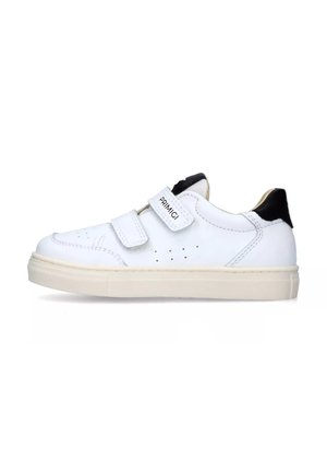 Sneaker bianco in pelle con due fasce in Velcro, accenti neri sul tallone, design della punta perforato e suola in gomma beige.