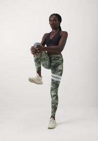Stronger EXPLORE PRINTED LEGGINGS - Leggingek - tropical