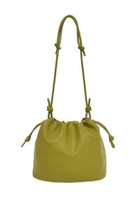 Borsa a tracolla in pelle verde con design arricciato e dettagli con cordino annodato, caratterizzata da una superficie liscia e accenti metallici.