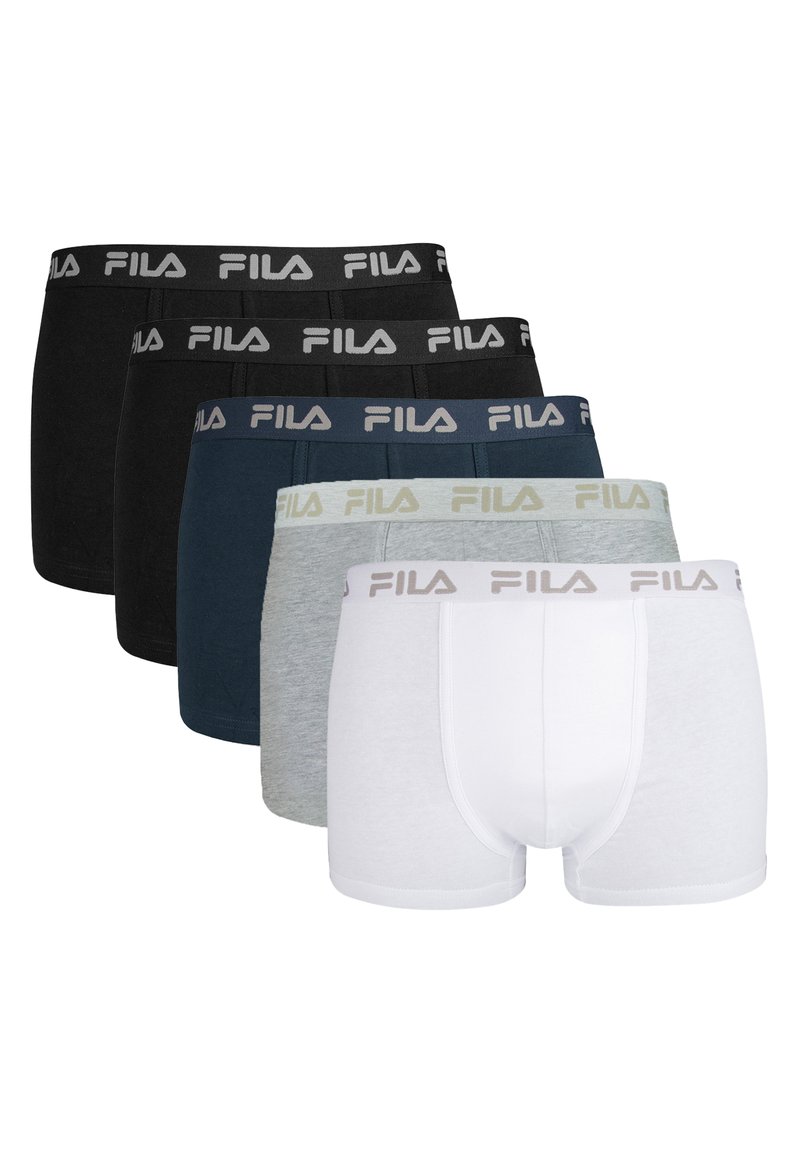 Cinque paia di boxer da uomo in nero, blu navy, grigio, grigio chiaro e bianco, con elastici in vita marchiati FILA.