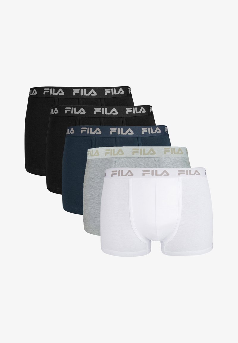 Cinque paia di boxer da uomo in nero, blu navy, grigio, grigio chiaro e bianco, con elastici in vita marchiati FILA.