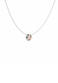 La collana con pendente in oro rosa presenta un diamante rotondo in un'impostazione circolare, appeso a una sottile catena in argento. Design semplice ed elegante.
