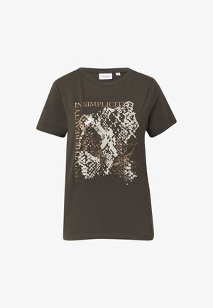 Olijf groene t-shirt met korte mouwen en een ronde hals, voorzien van een textuur patroon in zilver en wit en gouden letters op de voorkant.