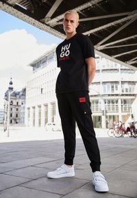 HUGO DWELLROM - Cargo hlače - black