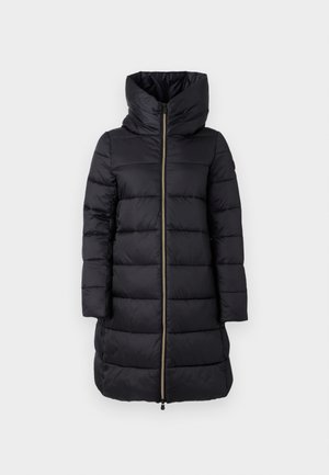 Cappotto imbottito nero con collo alto e zip tutta lunghezza. Presenta un motivo trapuntato orizzontale e maniche lunghe.