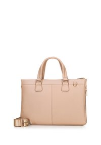 Beige leren tote bag met contrasterende stiksels, dubbele handvatten bovenaan en een afneembare schouderriem. Voorzien van een ritssluiting en gouden hardware.