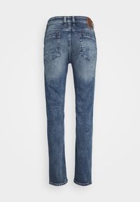 Jean bleu délavé à jambes droites vu de dos avec deux poches arrière et un patch en cuir marron sur la ceinture.