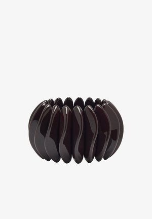 Elastyczna, ciemnobrązowa, błyszcząca bransoletka wykonana z połączonych, zakrzywionych owalnych elementów ułożonych w okrągły wzór.