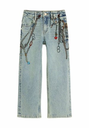 Lyseblå denimjeans med trykte designs af kæder, låse og en rød hjertevedhæng på frontlårene og lommerne.