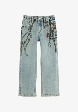 Jean denim bleu clair avec des motifs imprimés de chaînes, cadenas et un pendentif cœur rouge sur les cuisses avant et les poches.