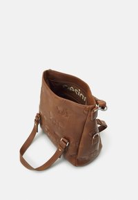 Sac à main en cuir marron avec des visages de Mickey Mouse embossés, bandoulière ajustable et ouverture supérieure laissant apparaître la doublure intérieure de marque.
