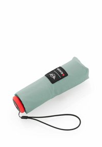 Compacte paraplu in mintgroene stof, met een rode handgreep en een zwart label met logo. Gesloten ontwerp met een polsband voor eenvoudig dragen.