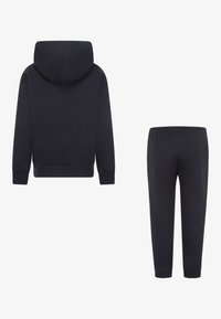 Marineblauwe sweatshirt met capuchon en geribbelde manchetten, gecombineerd met bijpassende nauwsluitende joggingsbroek met een elastische tailleband. Soepele stoftextuur.
