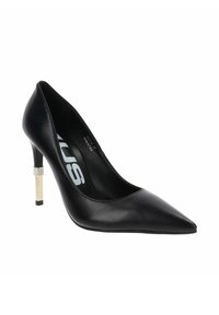 Zapato de tacón stiletto de punta afilada en cuero negro con un delgado detalle metálico dorado cerca de la punta del tacón, vista lateral en ángulo.
