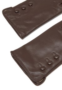 Un paio di guanti in pelle marrone con tre chiusure a bottone sui polsini, mostrati su uno sfondo bianco.