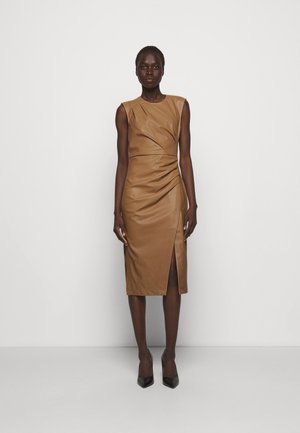 MARIE PLEAT DRESS - Sukienka etui - camel