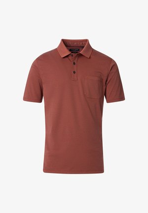 Heren poloshirt in roestkleur gemaakt van zachte stof, met een kraag, een knoopsluiting met drie knopen en een borstzak met een subtiel logo.