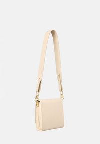 Borsa a tracolla in pelle beige con forma rettangolare, hardware dorato e tracolla regolabile, dotata di una texture liscia e logo embossato.