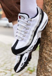 W AIR MAX 95 - Tenisky - white/black/light iron ore/universal red