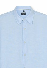 Hellblaues Herren-Hemdshemd mit Knöpfen, Kragen und der Größe M, aus einem dezent strukturierten Stoff.