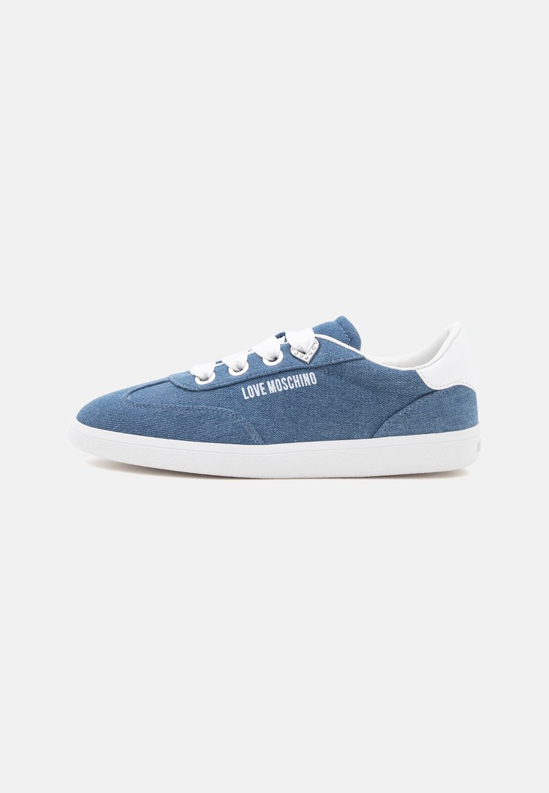 Baskets en denim bleu avec lacets et semelle blancs, avec le texte "LOVE MOSCHINO" sur le côté et un détail blanc au talon.