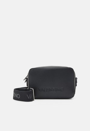 Borsa a tracolla in pelle nera con logo "VALENTINO" in rilievo, forma rettangolare, accessori in metallo color argento e una tracolla nera con motivo.