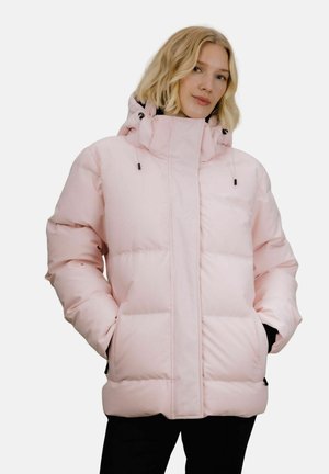 Lys rosa boblejakke med høy krage, frontlommer og snorhette. Myk, polstret tekstur med en glatt overflate.