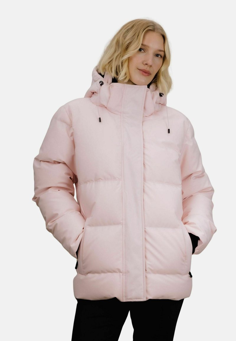 Lys rosa boblejakke med høy krage, frontlommer og snorhette. Myk, polstret tekstur med en glatt overflate.