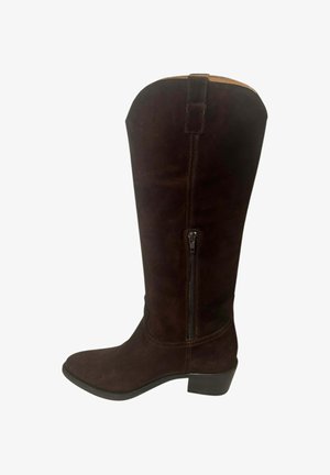 Bota alta hasta la rodilla de ante marrón con un ligero tacón, detalle de cremallera lateral y forro interior liso. Punta redondeada y costuras mínimas como acentos.