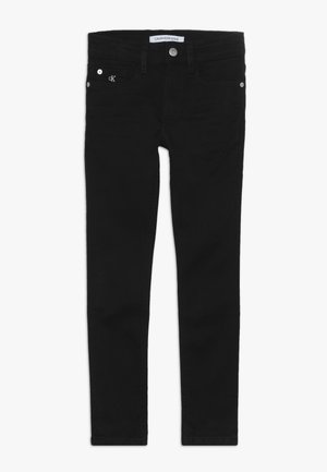 Zwarte denim jeans met een slim fit, voorzien van een sluiting met een knop aan de voorkant, riemlussen en een subtiel logo op de zak. Gladde textuur, eenvoudig ontwerp.