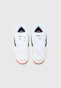 Hvide sneakers med sorte accenter, læder- og tekstilmaterialer, flade snørebånd, polstret krave, gummigummisål og perforeret tåboks.
