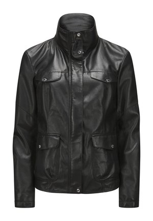 Schwarze Lederjacke mit hohem Kragen, zwei Fronttaschen mit Klappen und Druckknöpfen. Glatte Textur und minimalistisches Design.