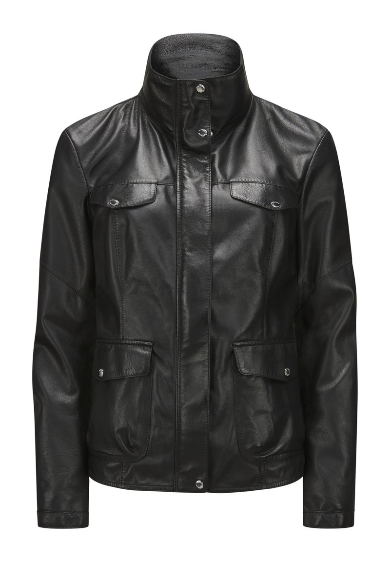 Schwarze Lederjacke mit hohem Kragen, zwei Fronttaschen mit Klappen und Druckknöpfen. Glatte Textur und minimalistisches Design.