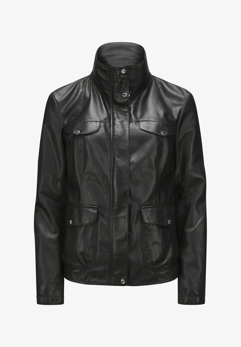 Schwarze Lederjacke mit hohem Kragen, zwei Fronttaschen mit Klappen und Druckknöpfen. Glatte Textur und minimalistisches Design.