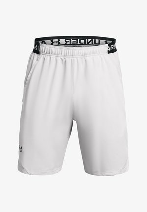 Bermudas deportivas blancas hechas de una tela ligera, con una banda elástica negra en la cintura que presenta la marca "UNDER ARMOUR" y bolsillos laterales.