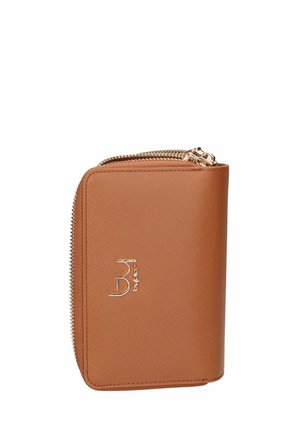 Portafoglio compatto in pelle marrone con trama, cerniera in metallo dorato e piccolo logo metallico sulla parte anteriore.