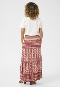 Maxi rok met een meerkleurig ontwerp in rood en crème tinten, met een gelaagde zoom en elastische tailleband voor een comfortabele pasvorm.