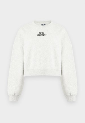 Vaaleanharmaa lyhyt collegepaita pitkillä hihoilla ja musta "New Balance" -logo keskellä rintaa.