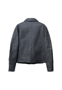 Giacca in pelle nera con colletto, dettaglio delle cuciture visibili e polsini con cerniera. Presenta un design corto e una texture liscia.