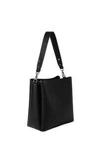 Borsa a mano in pelle nera con una finitura testurizzata, forma rettangolare e tracolla regolabile. Presenta accessori in argento e una chiusura con zip.