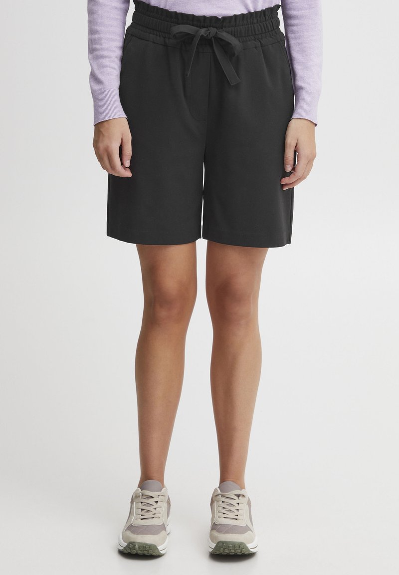 Sorte shorts med elastisk talje og justerbar snor. Stoffet ser glatt ut, og lengden er rett over kneet.