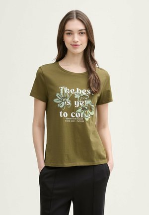 Olivgrünes Baumwoll-T-Shirt mit Rundhalsausschnitt, kurzen Ärmeln und grafikhaftem Textdesign, das Blumen und den Spruch "Das Beste kommt noch" zeigt.