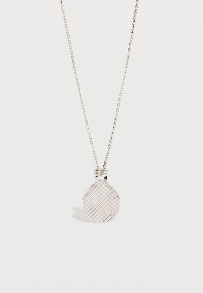 Collar con colgante de plata con forma de casa, con un patrón de cuadrícula texturizado y unido a una cadena delgada.